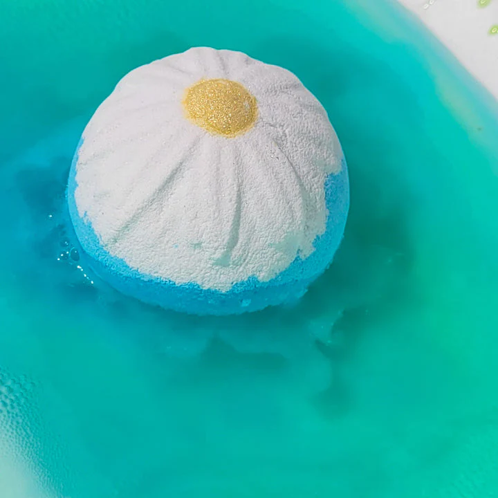 Bomb Cosmetics Daisy Daisy Bath Blaster - Image 2