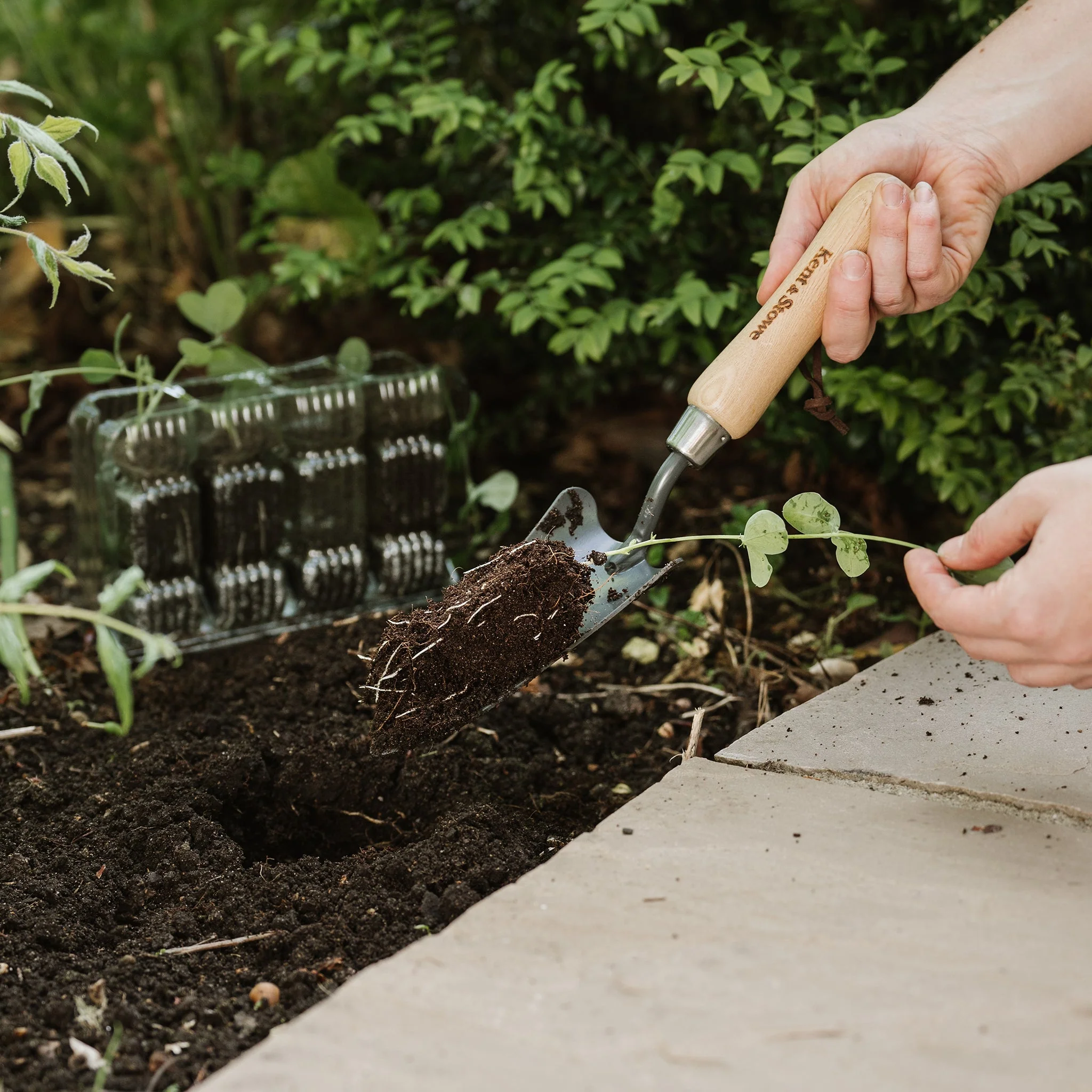 Kent & Stowe Carbon Steel Hand Transplanting Trowel - Image 2