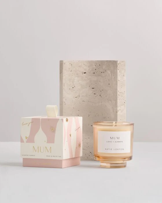 Katie Loxton Sentiment Candle 'Mum'  English Pear & White Tea - Image 4
