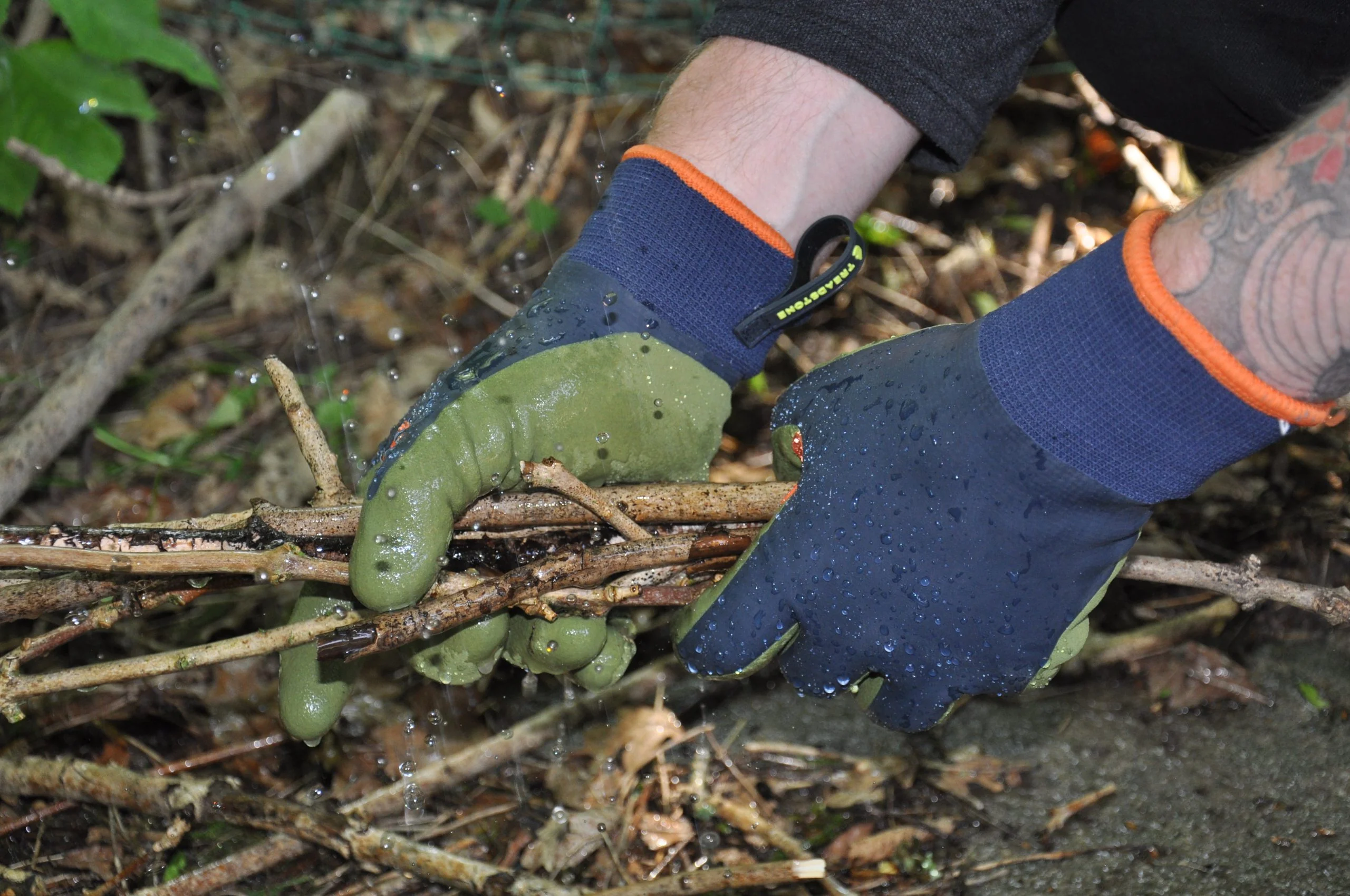 Treadstone Warm N Waterproof Mens Glove - Image 2
